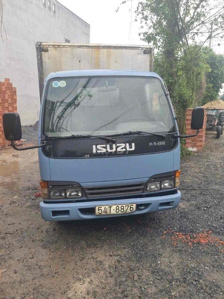 isuzu 2 tấn thùng ngắn 3.3m. gọn . đời 2004.