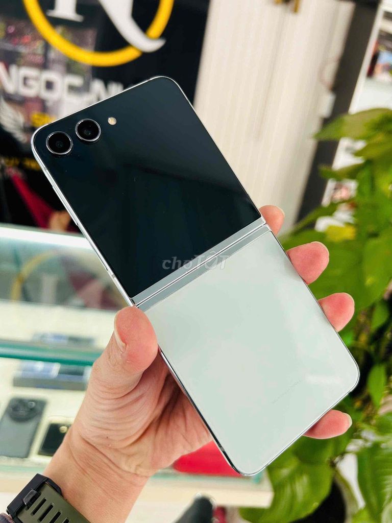 Samsung Z Flip 5 256GB Việt Nam Like New. Mua bán Điện thoại tại Thành phố Biên Hòa Đồng Nai được đăng bởi Oanh Hoang hình 1