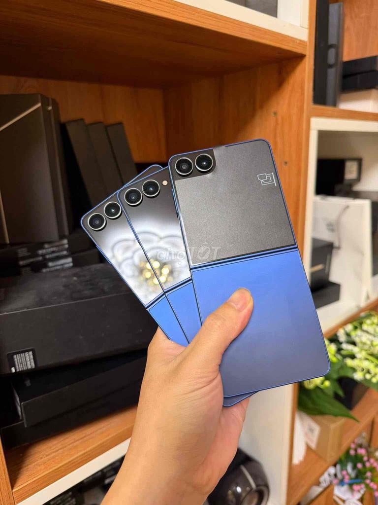Samsung Galaxy Z Flip7 Xanh dương. Mua bán Điện thoại tại Quận Cầu Giấy Hà Nội được đăng bởi Trần Thị Hương hình 1