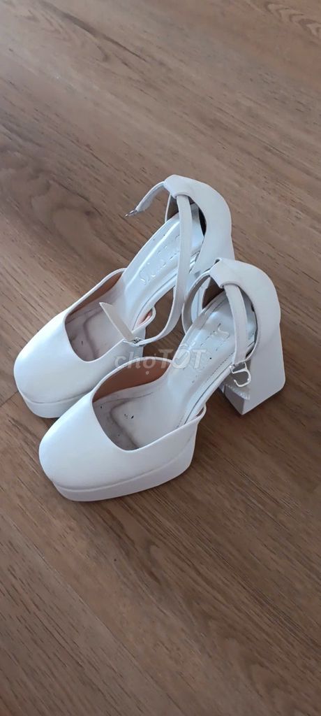 Giày cao gót nữ trắng 13cm size 34. Mua bán Giày dép tại Quận Liên Chiểu Đà Nẵng được đăng bởi Huyền Nguyễn T. Ngọc hình 1