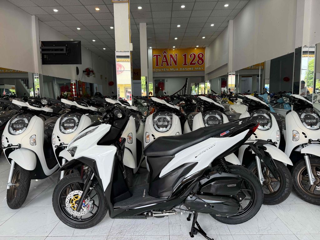 Honda Vario 2022 Trắng 9275 km. Mua bán Xe máy tại Thành phố Rạch Giá Kiên Giang được đăng bởi XE MÁY CŨ TÂN 128 hình 2