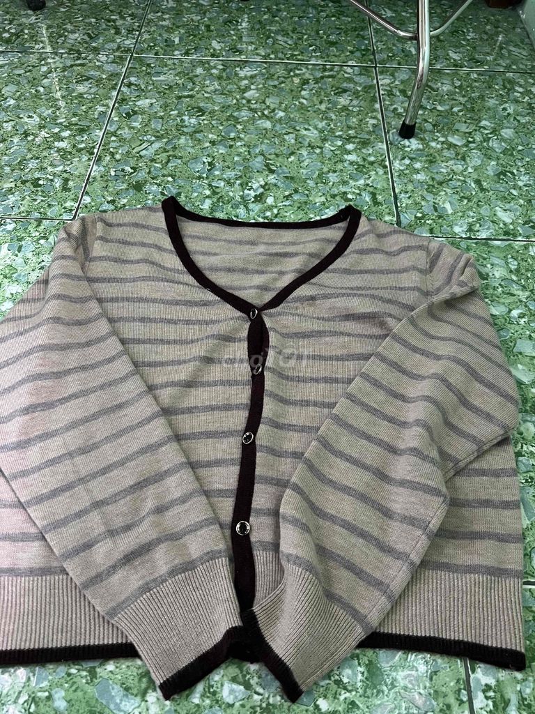 Áo khoác cardigan Nữ Len Be sọc nâu. Mua bán Quần áo tại Quận 11 Tp Hồ Chí Minh được đăng bởi Lynnlynn hình 1
