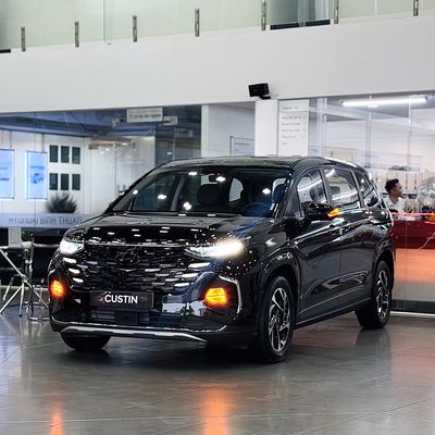 Hyundai Custin Tiêu Chuẩn trắng - Đặt Biệt Đen