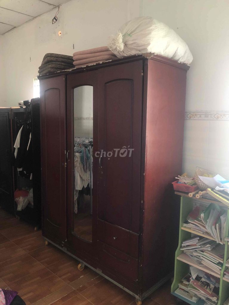 Tủ quần áo gỗ nâu đỏ có gương. Mua bán Tủ, kệ gia đình tại Thành phố Vĩnh Long Vĩnh Long được đăng bởi Ngô Bạch Long hình 1