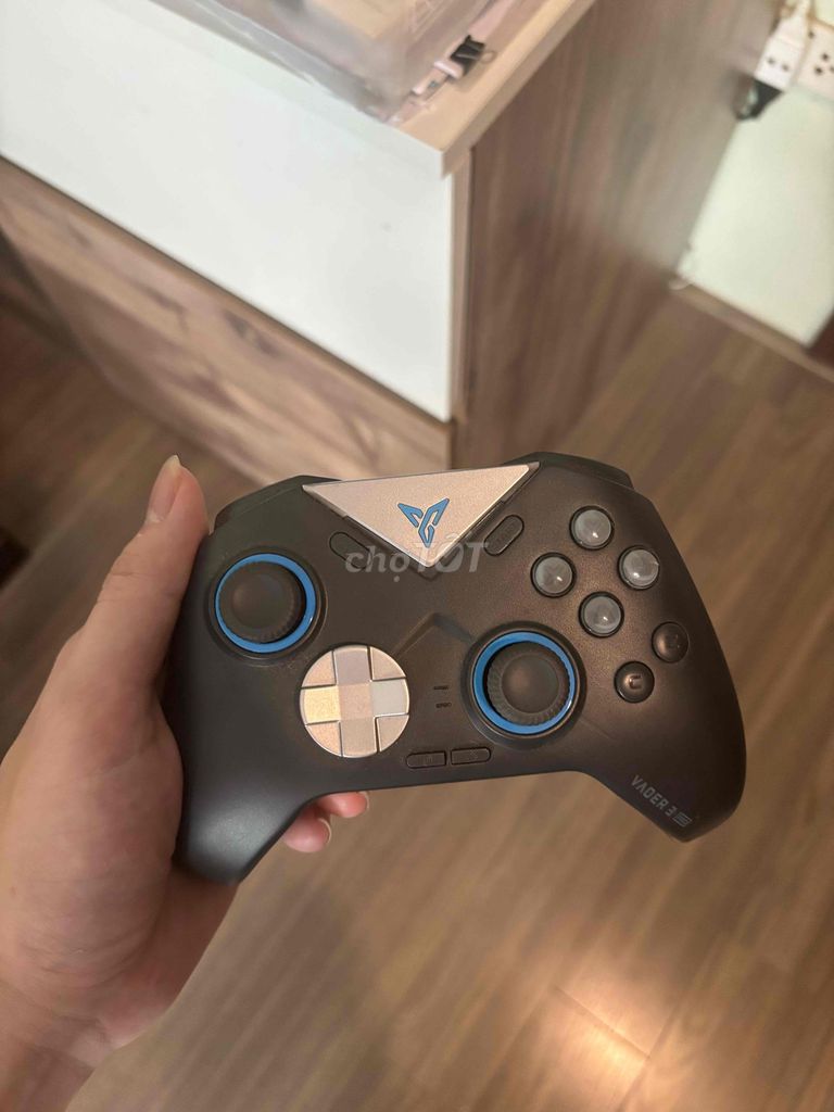 Tay cầm chơi game Vader 3 Pro Đen. Mua bán Thiết bị chơi game tại Quận Tây Hồ Hà Nội được đăng bởi Lộc Tatu hình 1