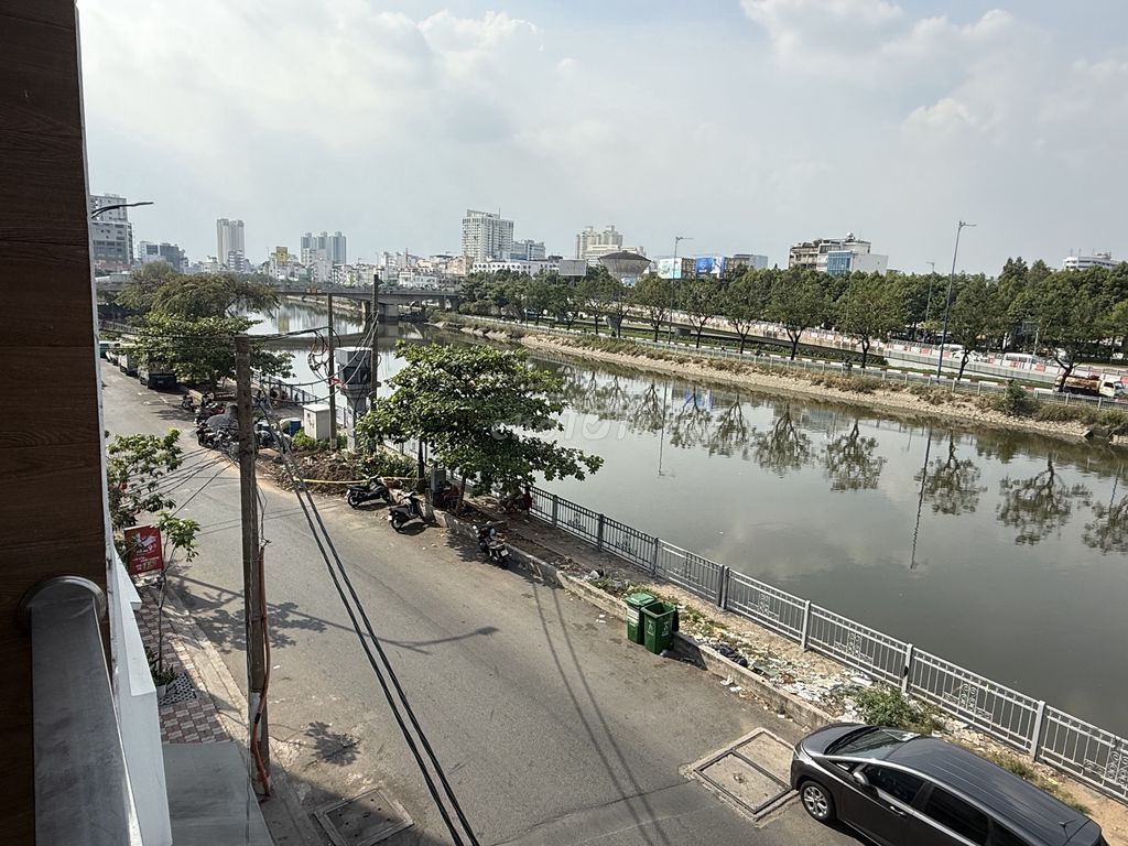 Bán nhanh nhà mặt tiền đường lớn view bờ sông