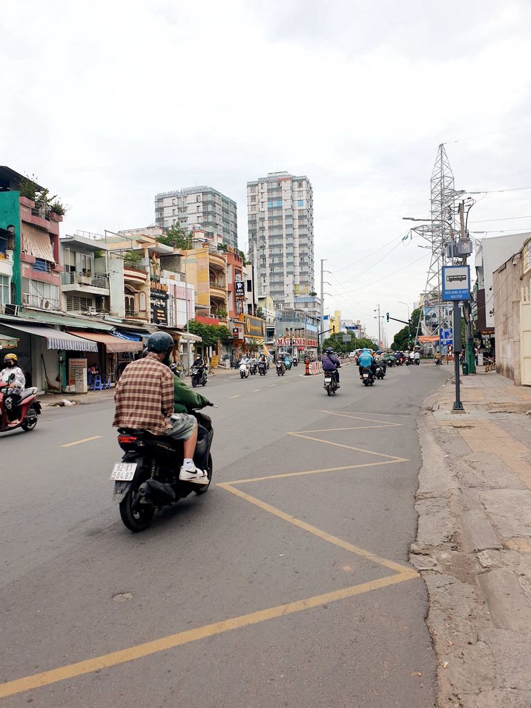 NHÀ 2MT ĐƯỜNG LẠC LONG QUÂN SÁT CHUNG CƯ : NAIL, NHÀ THUỐC, VÉ SỐ..