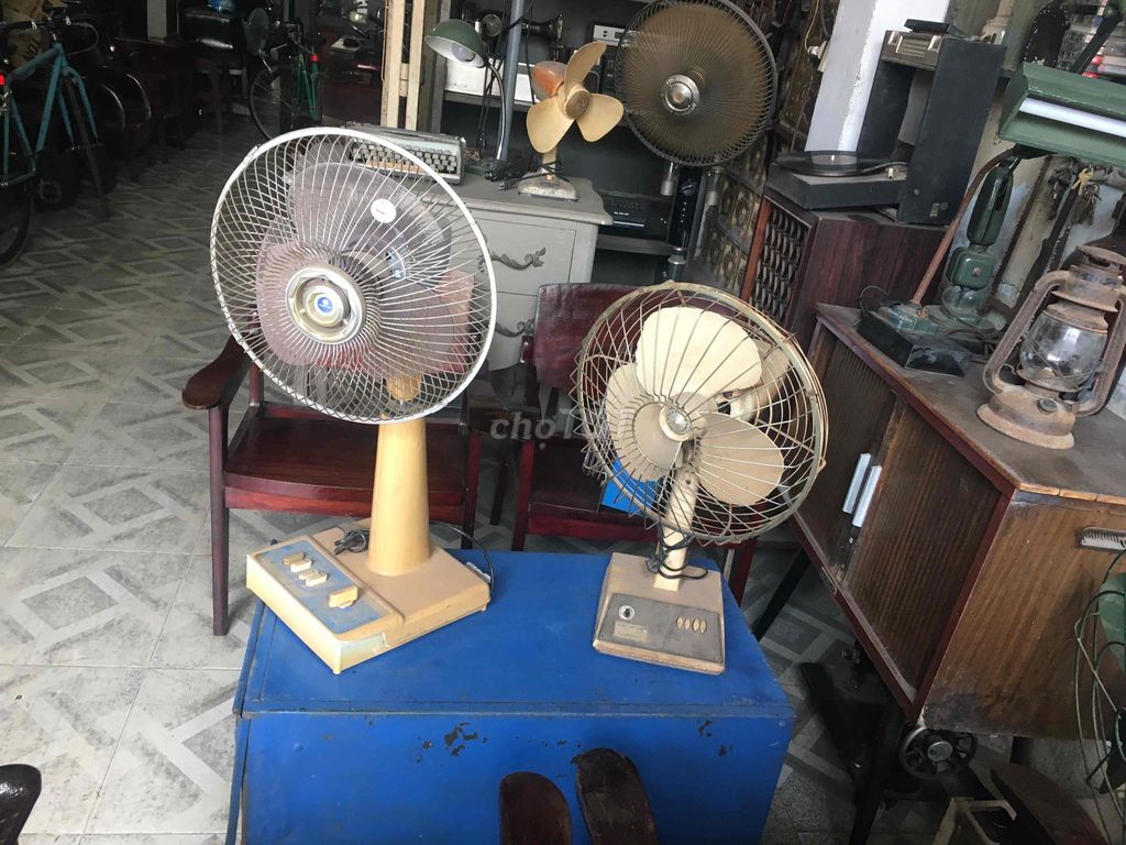 2 Quạt điện Nhật Bản đang hoạt động
