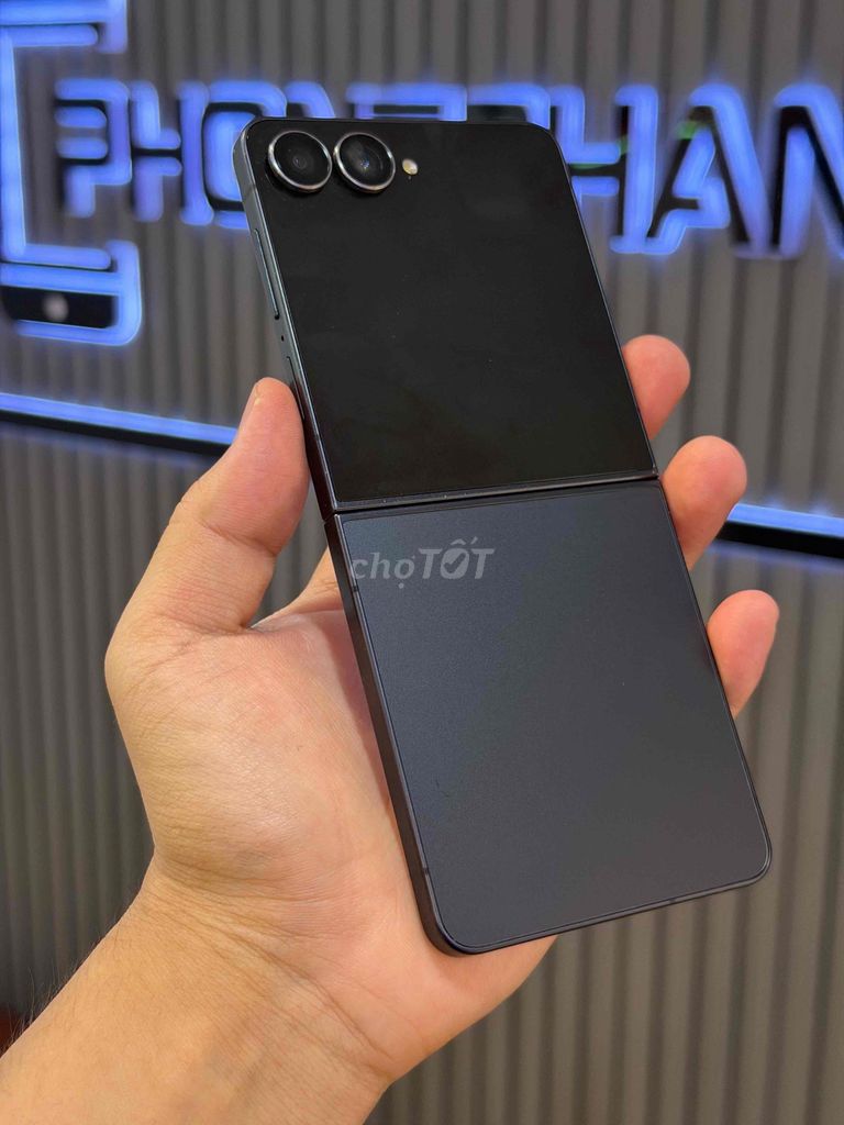 Samsung Z Flip 7 256GB Đen 2 sim. Mua bán Điện thoại tại Quận 3 Tp Hồ Chí Minh được đăng bởi Phone2Hand hình 1