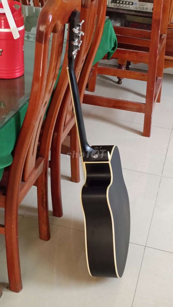 Cần bán lại guitar.