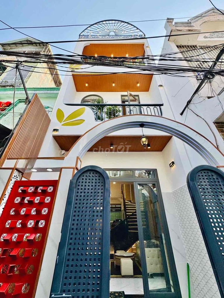 Дом 3 этажа, 3 спальни, гостиная, терраса, 50м до дороги
