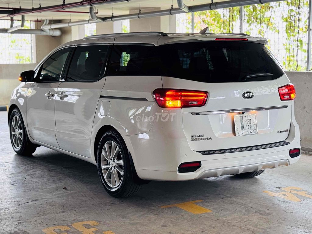 Kia Sedona 2019 2.2D платиновый белый/кремовый 105 000 км