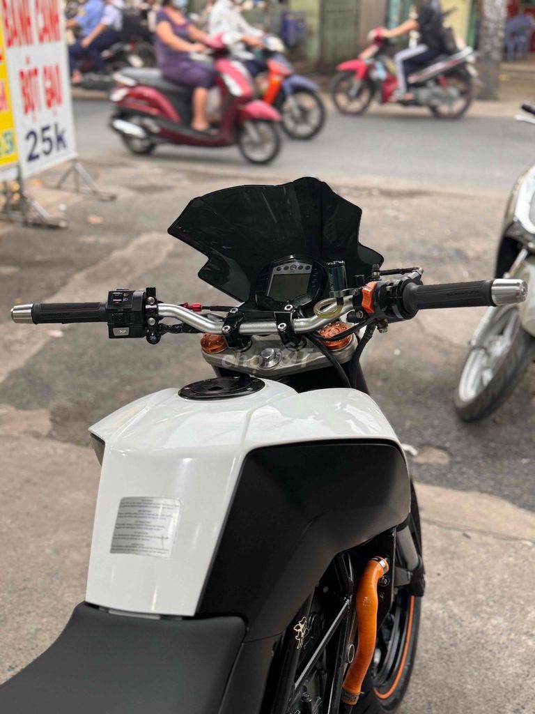 KTM Duke 200 Trắng Đen 21000 km. Mua bán Xe máy tại Quận Bình Tân Tp Hồ Chí Minh được đăng bởi Việt Motor Bình Tân hình 4