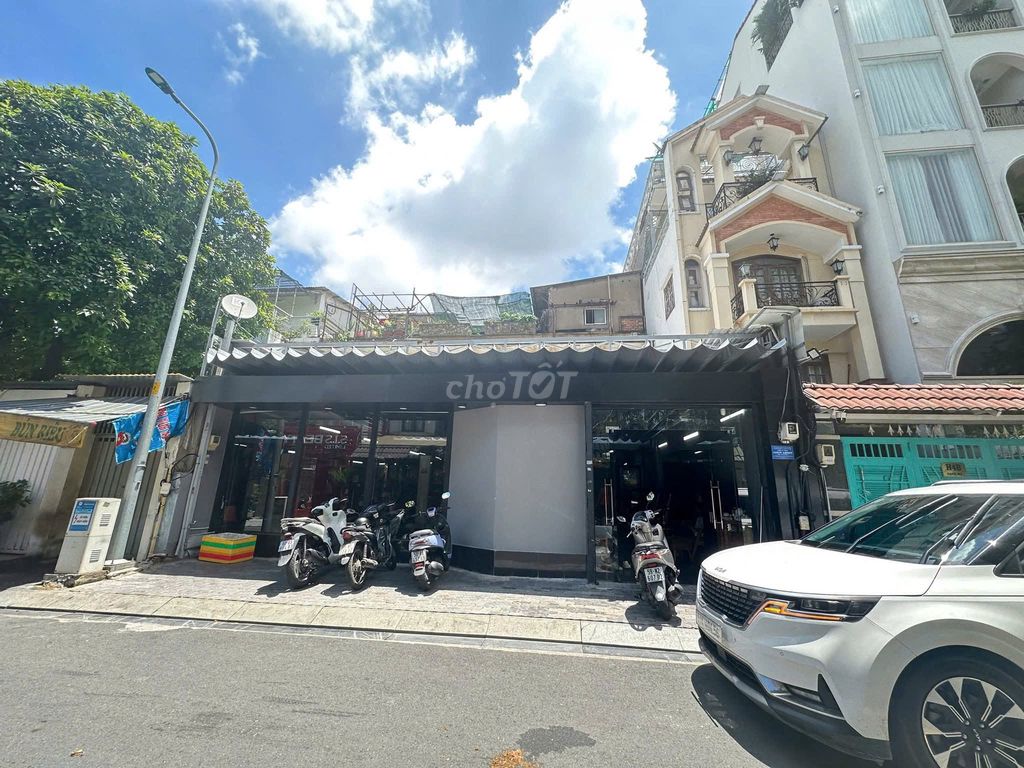 Nguyên căn mở cafe MT Bạch Mã, Q10. Dt: 12x25m, Kc: trệt sàn suốt