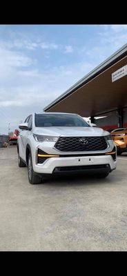 Toyota Innova Cross HEV trắng giao tháng 6
