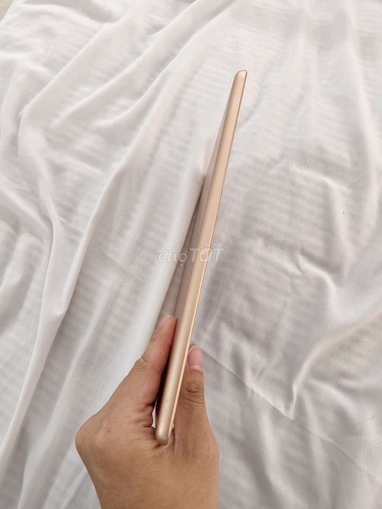 Apple iPad Gen 6 32GB Vàng Đã sử dụng. Mua bán Máy tính bảng tại Quận Cầu Giấy Hà Nội được đăng bởi Anh Minh hình 1