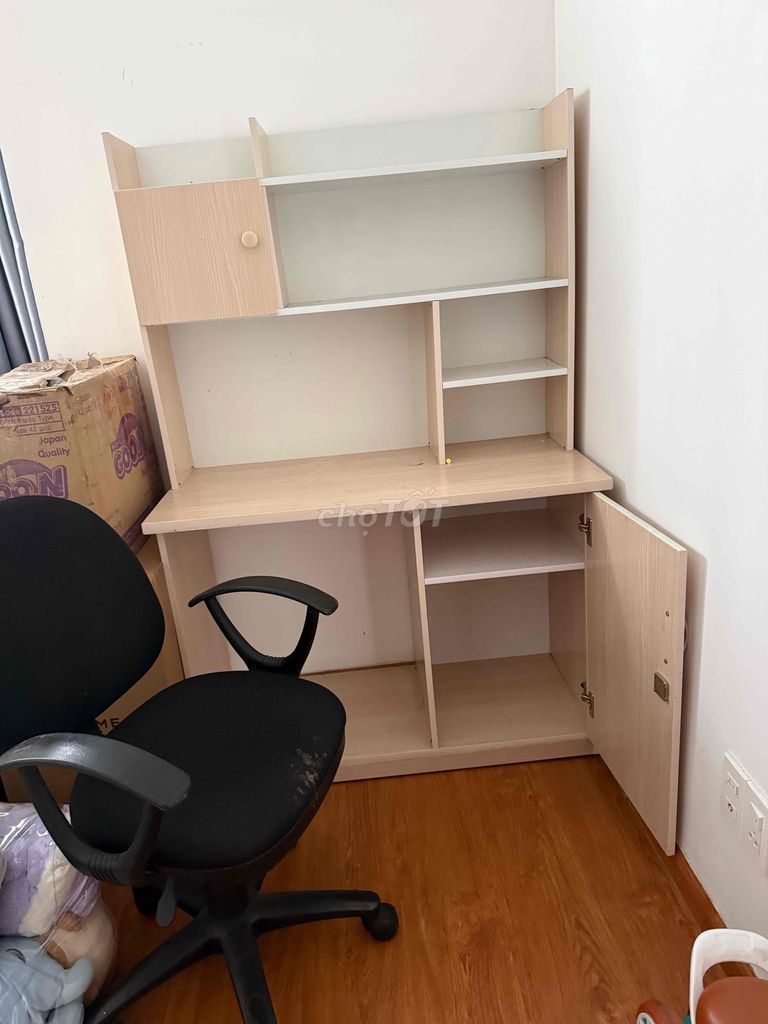 Bàn học gỗ Vàng nhạt ghế xoay. Mua bán Bàn ghế tại Quận Tân Phú Tp Hồ Chí Minh được đăng bởi Trần Đường Khánh Thư hình 1