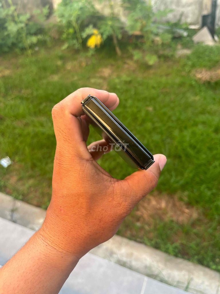 Motorola Razr Điện thoại gập màu Đen. Mua bán Điện thoại tại Thành phố Phan Thiết Bình Thuận được đăng bởi Quốc Trần hình 1