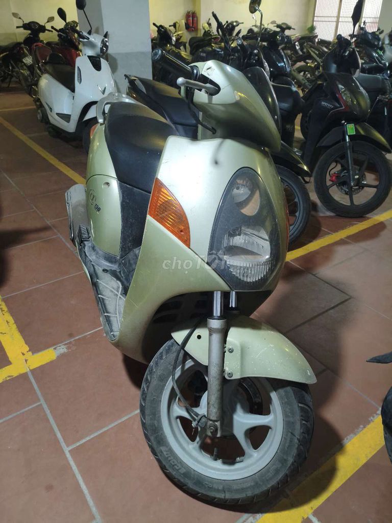 Зеленый скутер Honda 2001