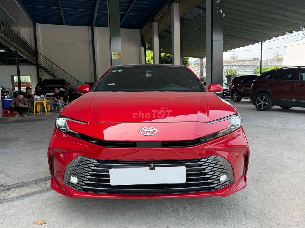 Цена на серфинг Toyota Camry 2.5Q HEV TOP 2025 года снижена