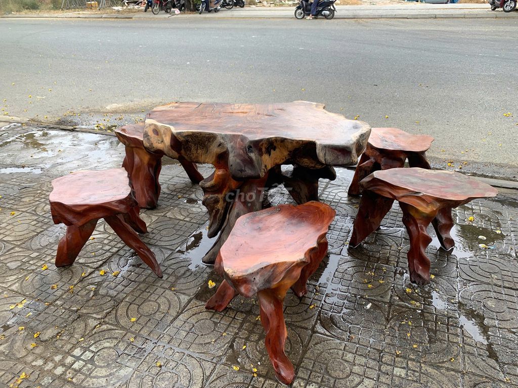Bộ bàn ghế gỗ tự nhiên màu Nâu. Dịch vụ dọn dẹp nhà tại Quận Sơn Trà Đà Nẵng được đăng bởi Thế Giới Đồ Cũ Đà Nẵng hình 1