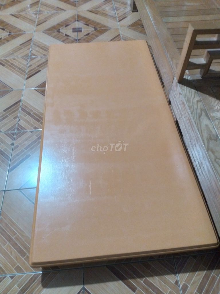 Bàn gỗ nâu vàng 1.5m x 70cm. Mua bán Bàn ghế tại Thị xã Tân Uyên Bình Dương được đăng bởi Hoàng hình 1