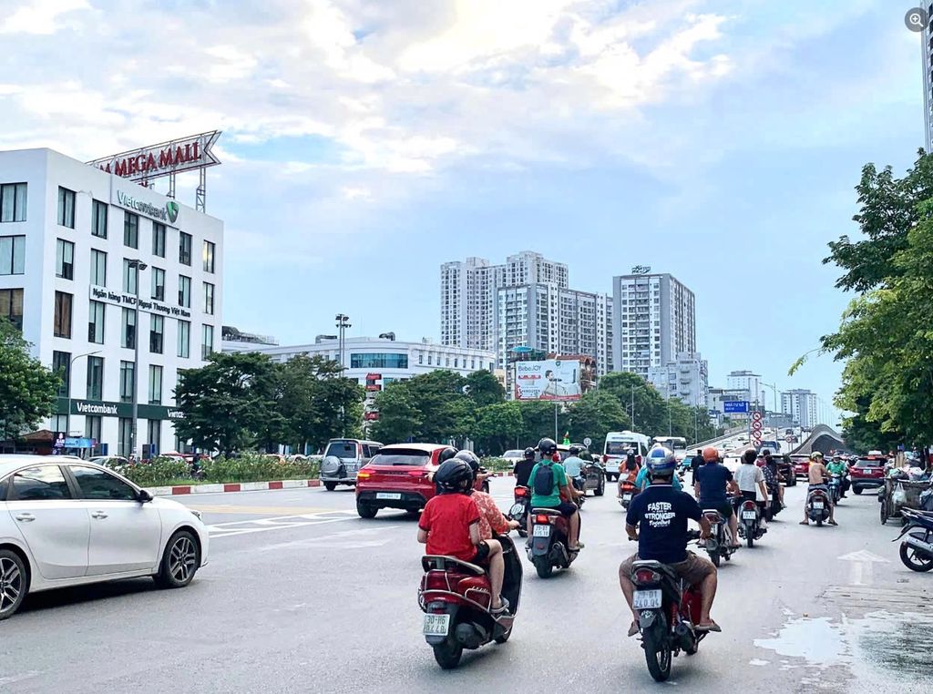 Mặt Phố Minh Khai Vỉa hè đá bống. Kinh doanh bất chấp giá trong ngõ.