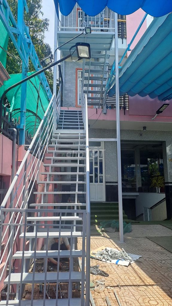 cầu thang sắt đẹp. Mua bán Nội thất, đồ gia dụng khác tại Quận 3 Tp Hồ Chí Minh được đăng bởi minhchiencokhi64 hình 1