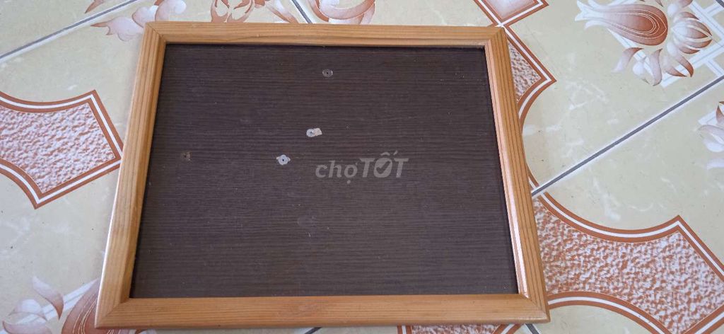 Khung ảnh gỗ đặt giữa bàn học, bàn làm việc. Mua bán Cây cảnh, đồ trang trí tại Quận Ba Đình Hà Nội được đăng bởi Nguyễn Thị Lan Phương hình 1