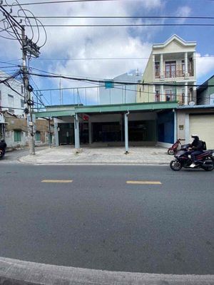 NHÀ MẶT TIỀN RỘNG HÓC MÔN CHO THUÊ