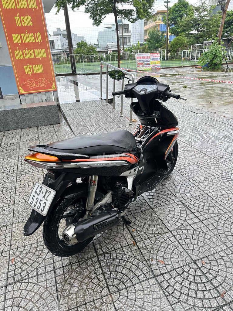 Honda Air Blade черно-оранжевый скутер
