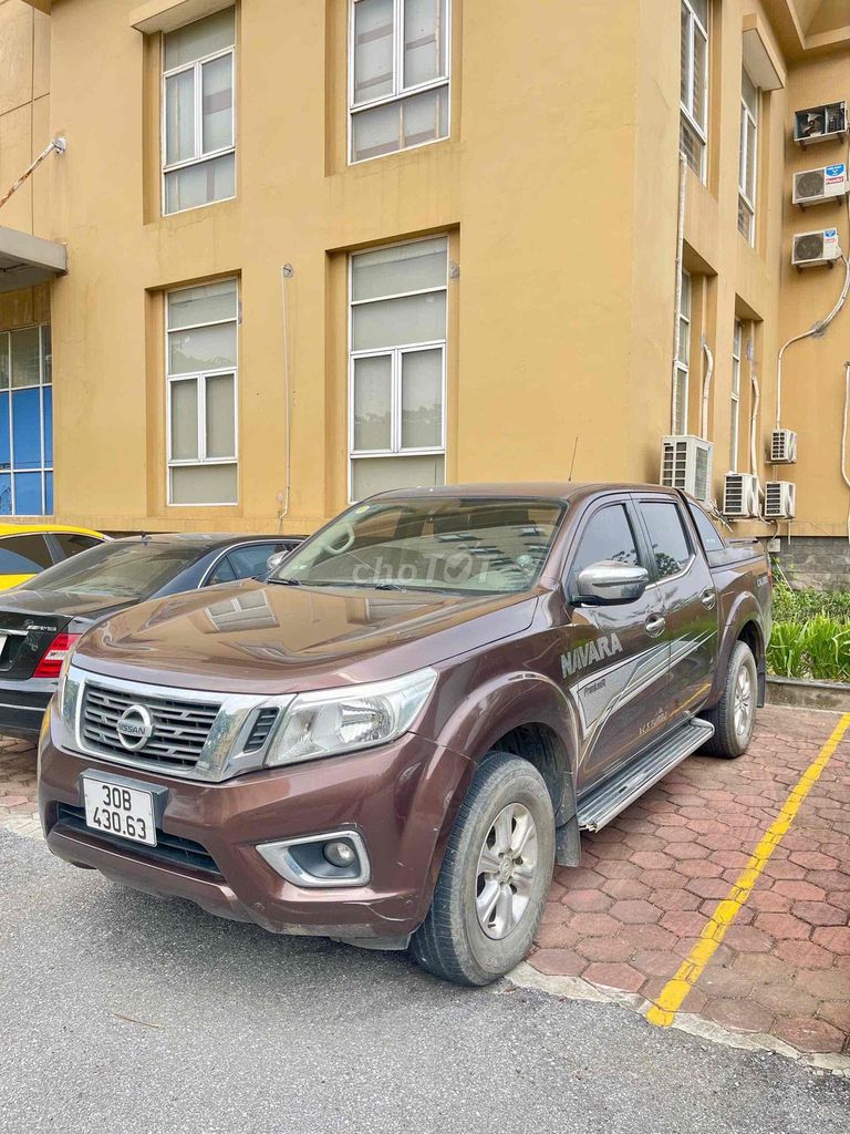 Nissan Navara коричневый 5 мест