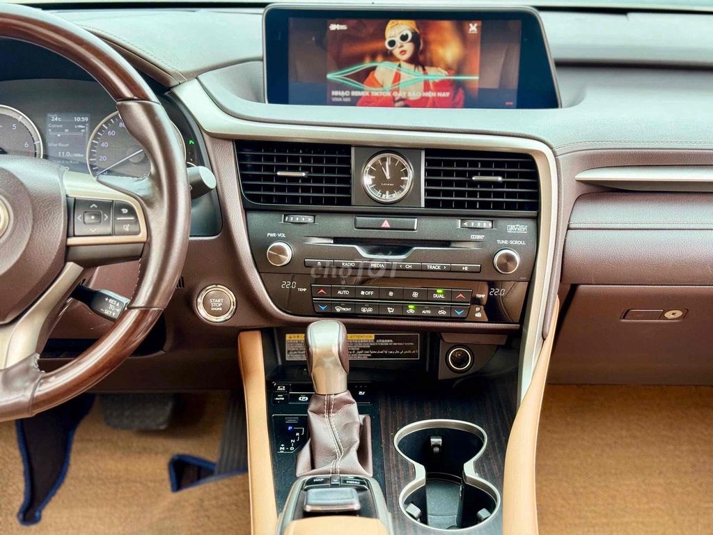 Lexus RX350 2018 Trắng 75.000 km. Mua bán Ô tô tại Quận Long Biên Hà Nội được đăng bởi Trang Gala hình 16