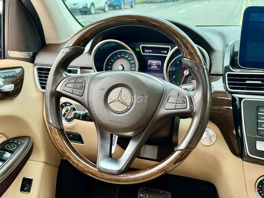 Mercedes Benz GLE 400 4Matic đen/kem 2016. Mua bán Ô tô tại Quận Long Biên Hà Nội được đăng bởi Trang Gala hình 10