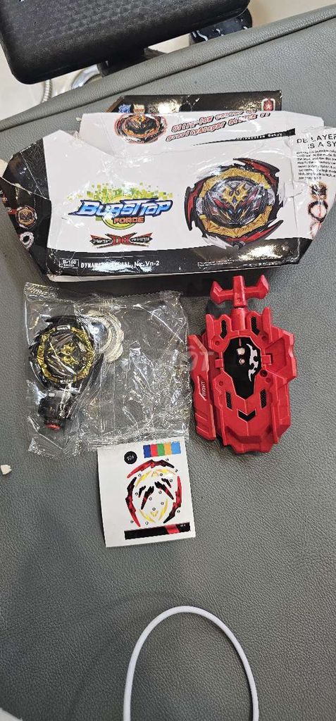 Đồ chơi Beyblade Burst B180 Đen, vàng, đỏ