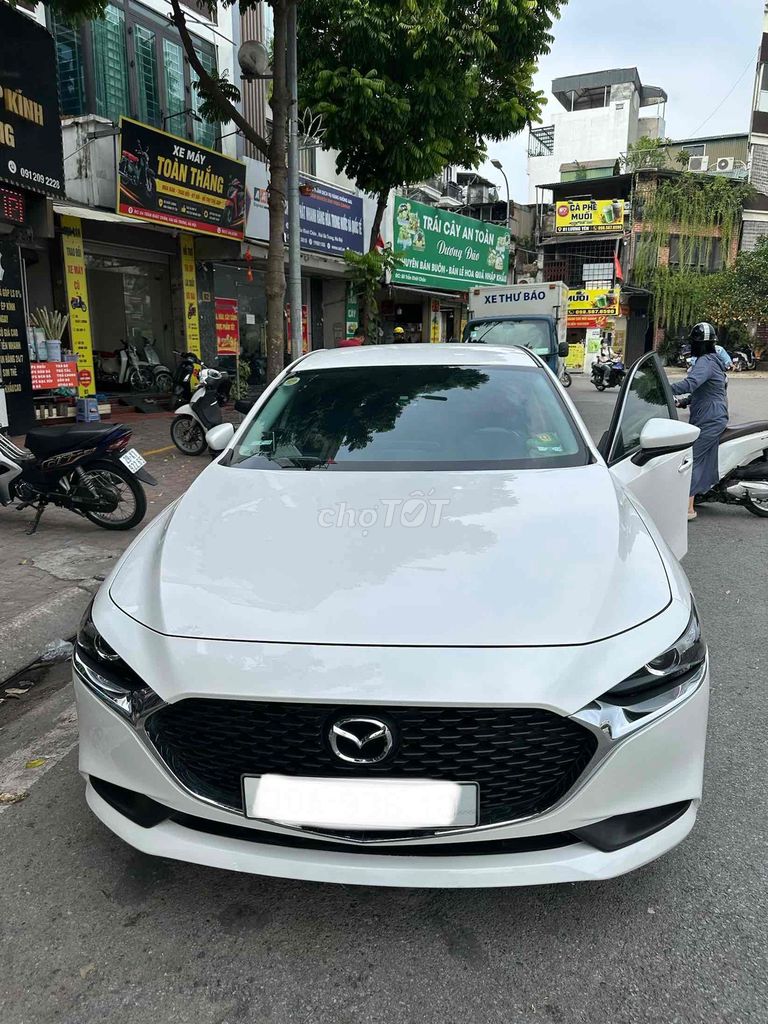 Mazda 3 Deluxe 2022 белая 27 000 км
