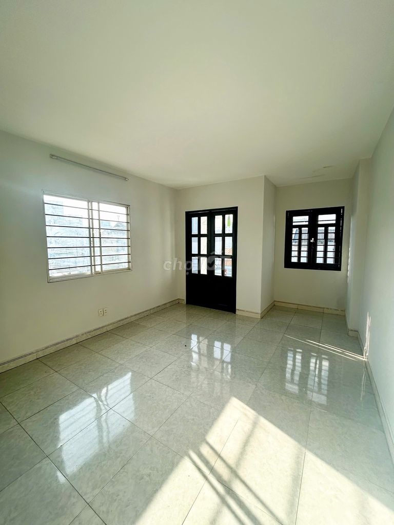 Cho thuê phòng 30m2 ban công, cửa sổ trời, gần KCX, PMH ở HTP, Q7