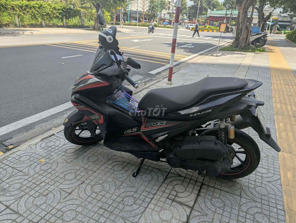Yamaha NVX 2018 Черно-красный скутер