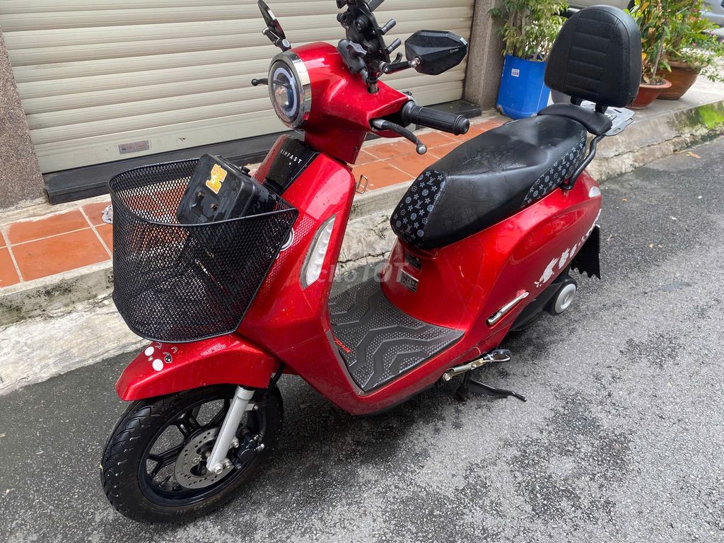 Электроскутер VinFast Evo 200, красный, 68 000 км