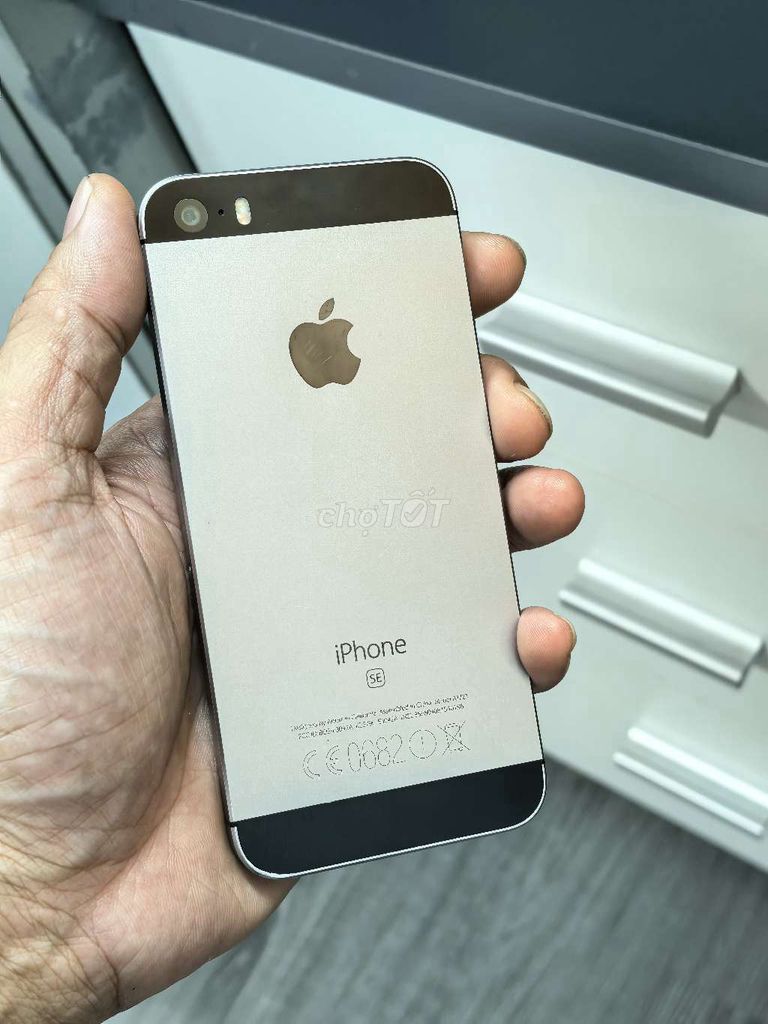 Apple iPhone SE 32GB Bạc. Mua bán Điện thoại tại Quận 3 Tp Hồ Chí Minh được đăng bởi Louis Nguyen hình 1