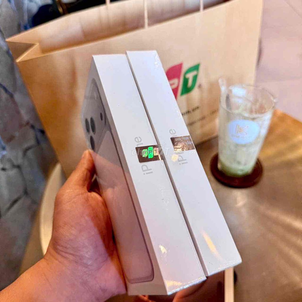 17 Pro Max 256GB Bạc Mới  Hàng FPT Shop New. Mua bán Điện thoại tại Thành phố Bến Tre Bến Tre được đăng bởi Tiệm Nhà Táo hình 1