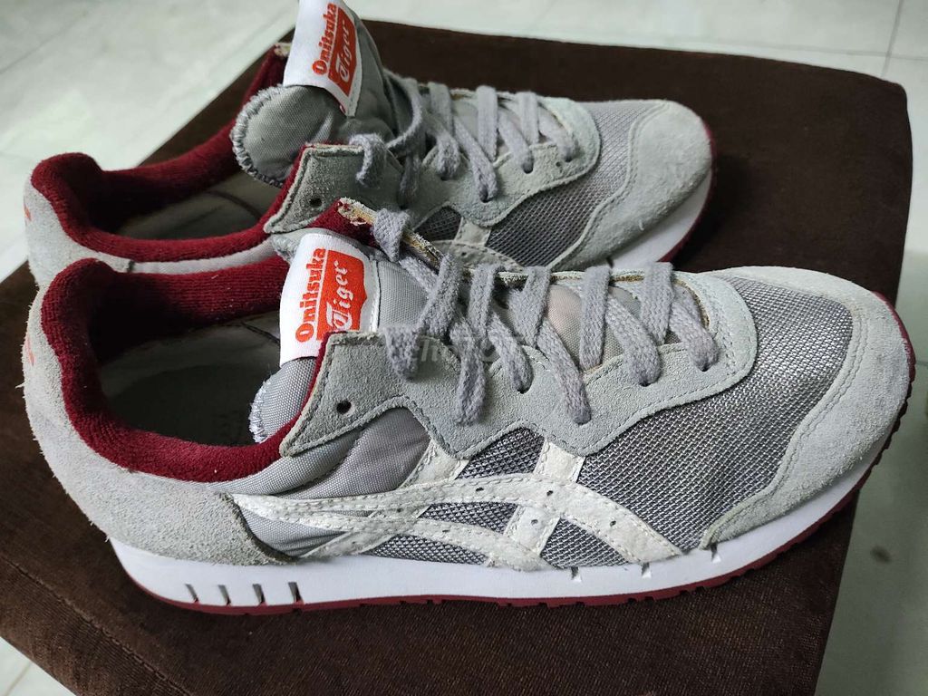 Giày hiệu Onitsuka Tiger X-Caliber.