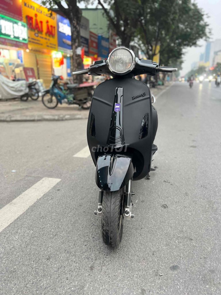 Xe điện Vespa Roma S đen nhám