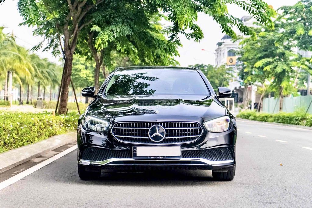 Mercedes E180 2022 Đen 1 chủ từ đầu đẹp mới tinh