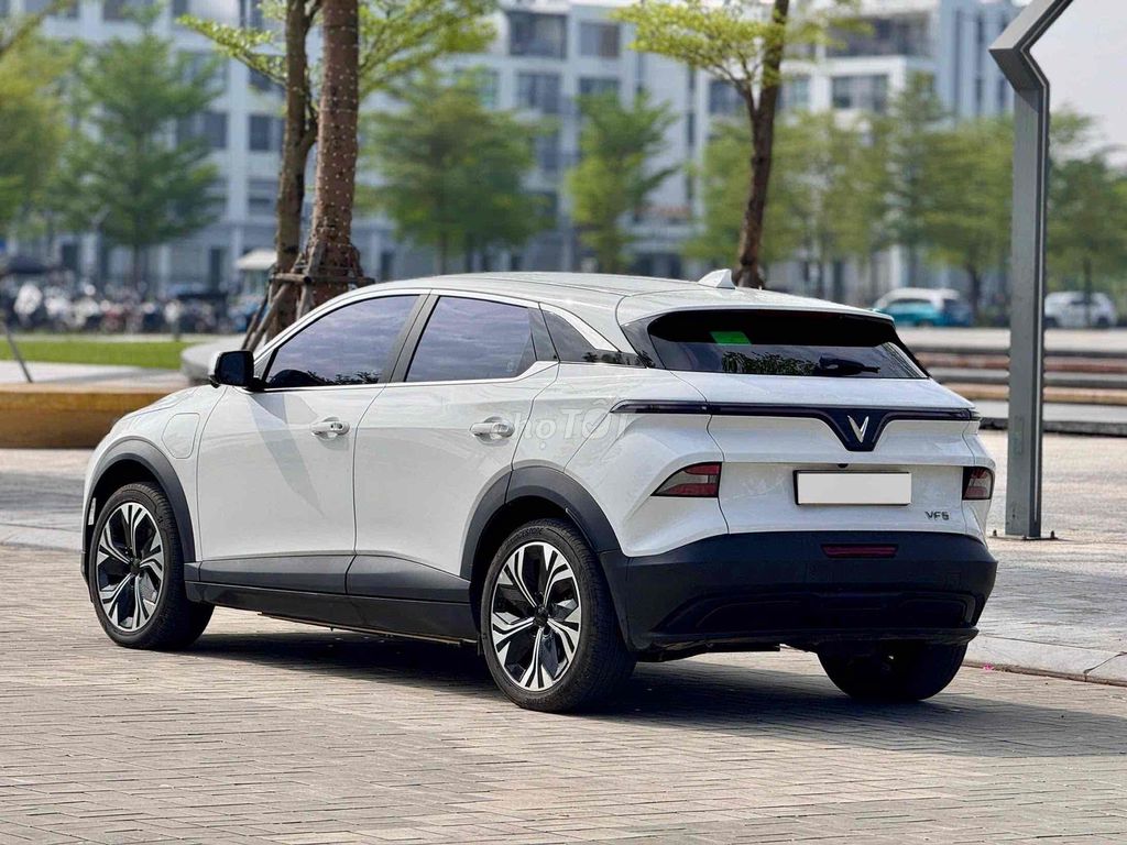 VF6 Plus 2025 почти новый 23 000 км отличное состояние
