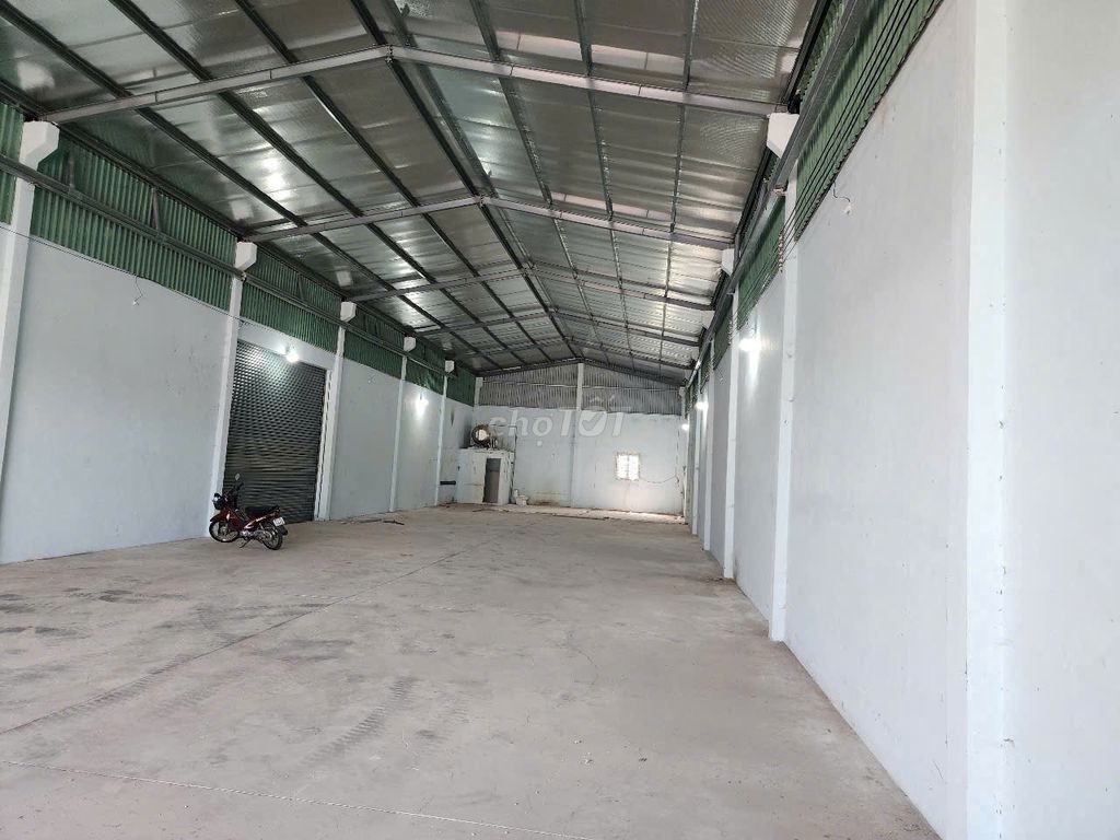 Cho thuê xưởng mới 450m2 giá 18 tr có điện 3 pha Tân Uyên - Bình Dương