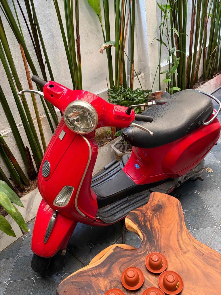 Piaggio Vespa 2023, красный