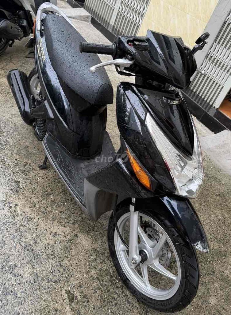 Черный скутер Honda Click