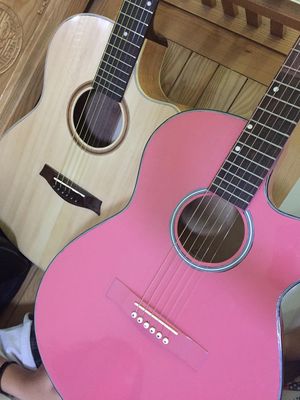 Guitar acoustic màu hồng khu vực HCM