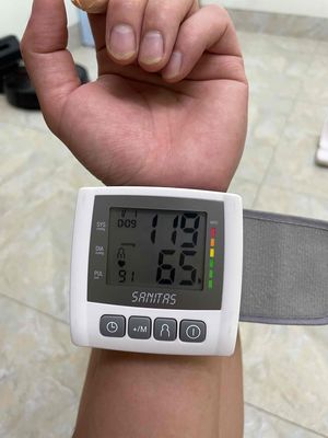 Máy đo huyết áp cổ tay Hàng Đức kèm hộp mới 95%. Mua bán Nội thất, đồ gia dụng khác tại Quận Hà Đông Hà Nội được đăng bởi Đồ dùng giá hạt rẻ